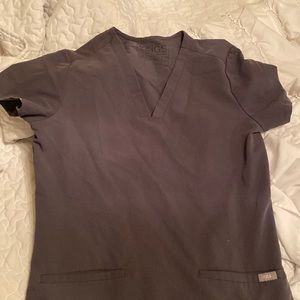 Figs Casma 3 pocket scrub top in charcoal XXS